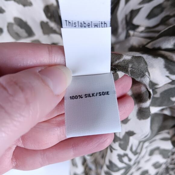 Diane Von Furstenberg Silk Leopard Print Button Down Shirt size 0 - Picture 9 of 10